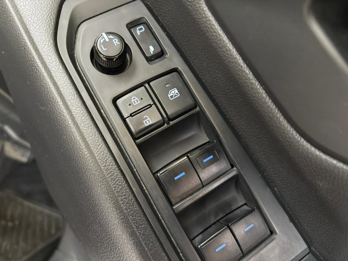 Toyota Land Cruiser 300 2023 (7)