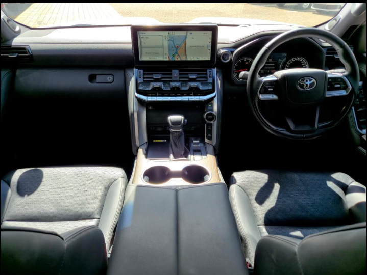Toyota Land Cruiser 300 2024 (6)