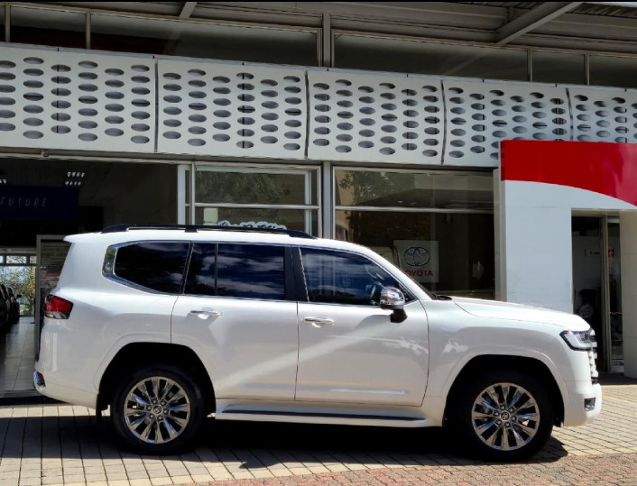 Toyota Land Cruiser 300 2024 (3)