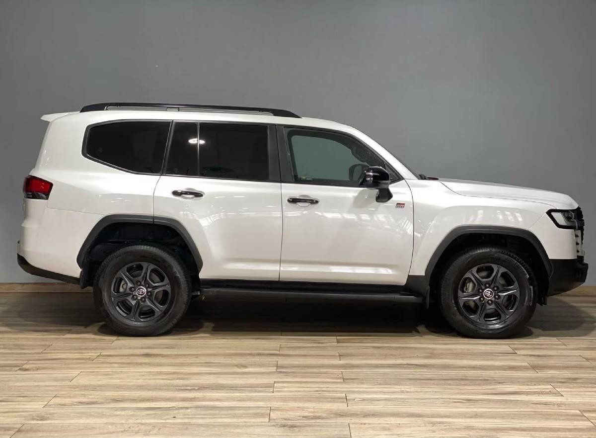 Toyota Land Cruiser 300 2022 (2)