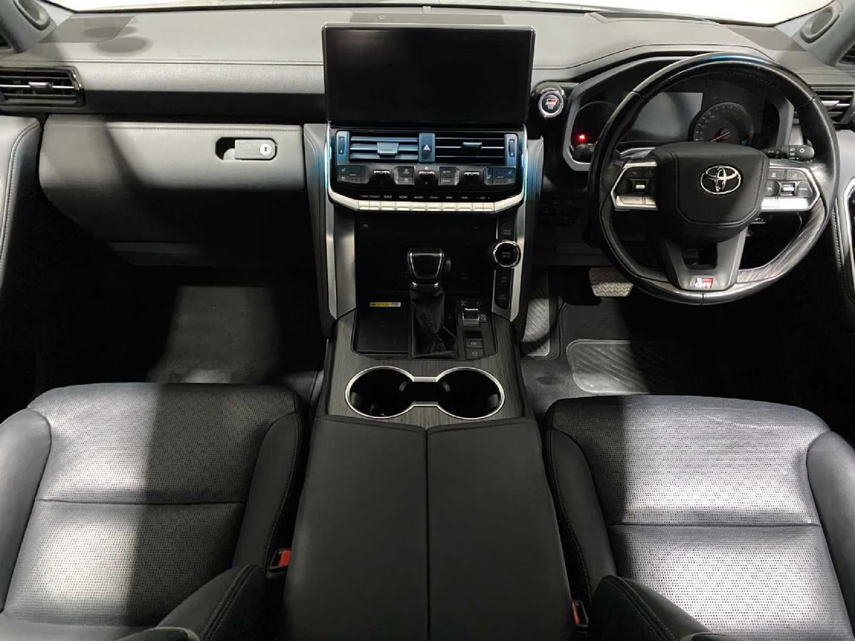 Toyota Land Cruiser 300 2022 (6)