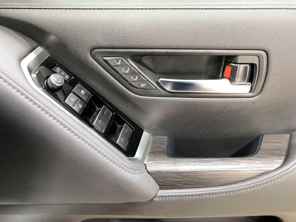 Toyota Land Cruiser 300 2022 (8)