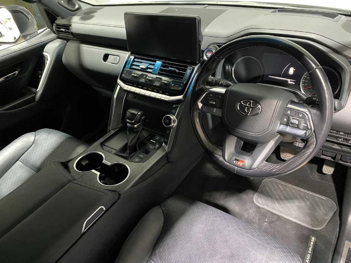 Toyota Land Cruiser 300 2022 (4)