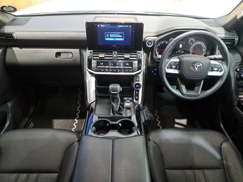 Toyota Land Cruiser 300 2023 (9)