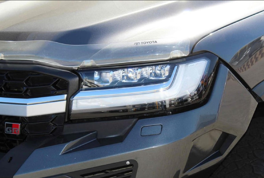 Toyota Land Cruiser 300 2022 (2)
