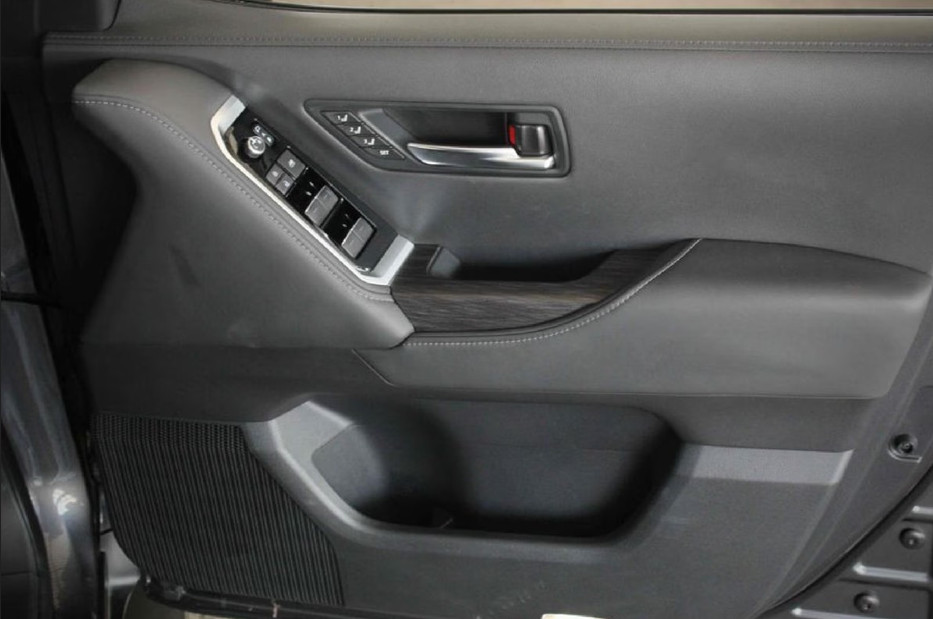 Toyota Land Cruiser 300 2022 (5)