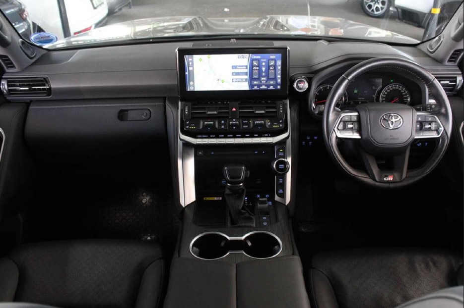 Toyota Land Cruiser 300 2022 (6)