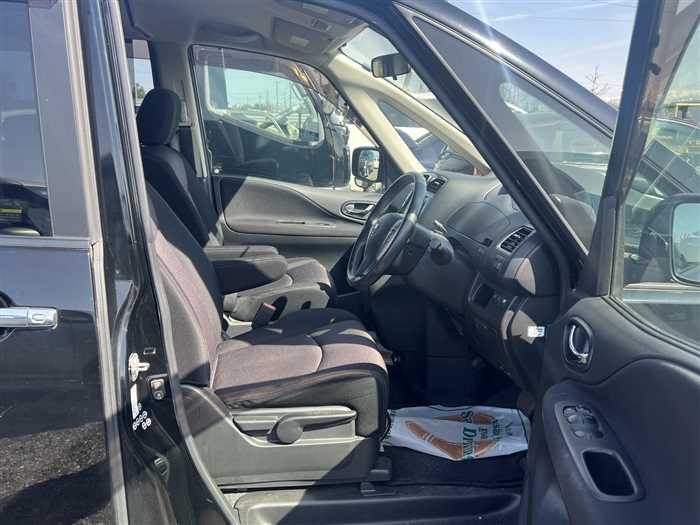 Nissan Serena 2011 (4)