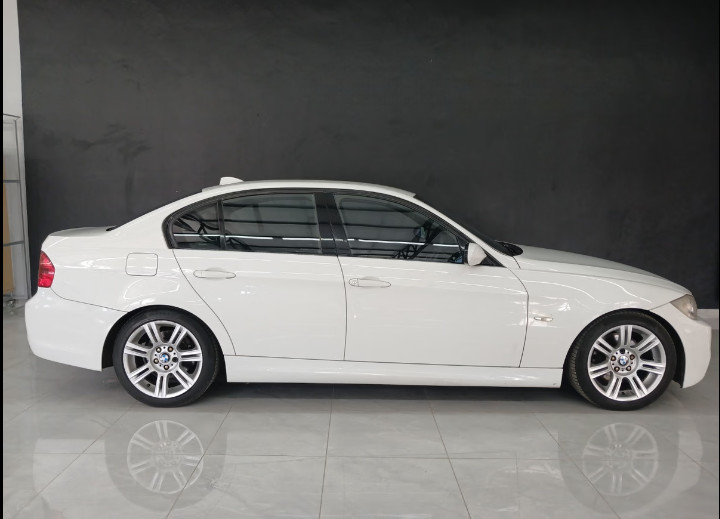 BMW 323i 2008 (2)